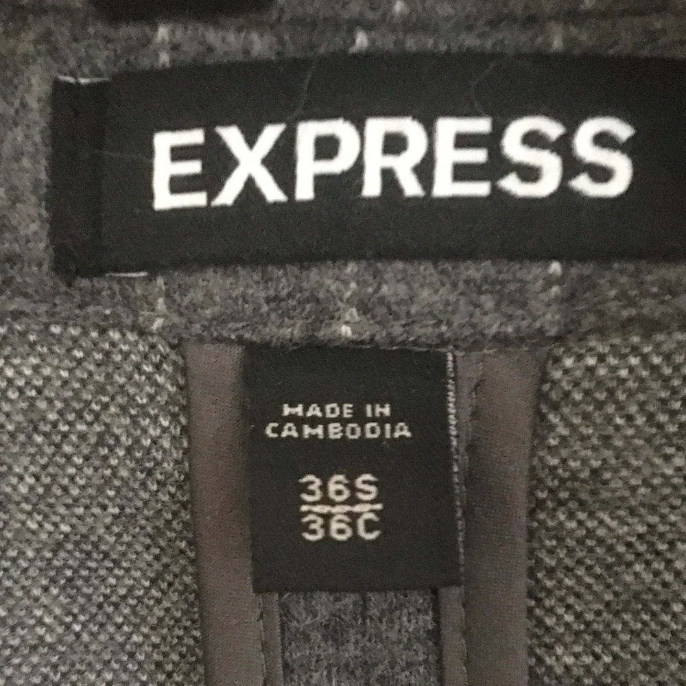 Express men’s gray striped suit size 36S/29-30. C:207-5/20/26